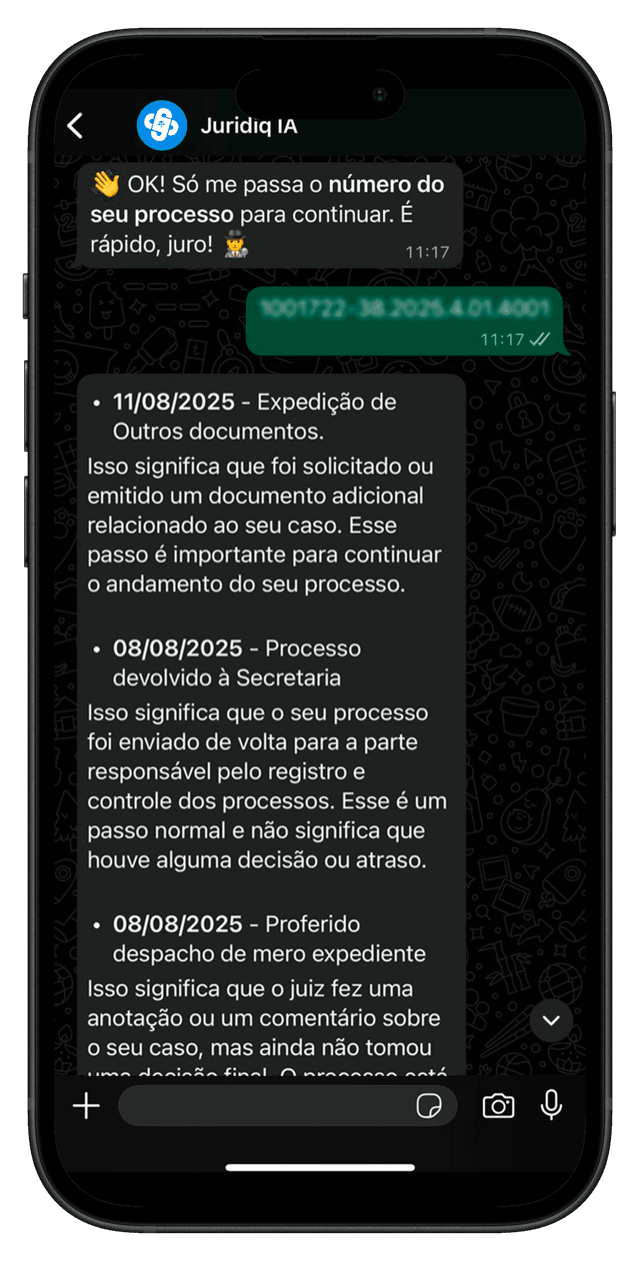 Celular mostrando conversa no WhatsApp com a IVi sobre atualizações de processo